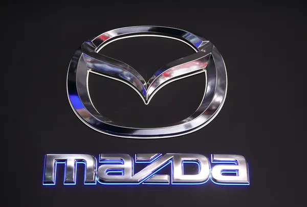 Salón Internacional del Automóvil en Frankfurt, Alemania. Logotipo de Mazda Company en el 65º IAA en Frankfurt, Alemania el 17 de septiembre de 2013 — Foto de Stock