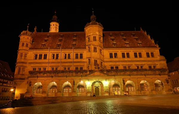Das Rathaus in rothenburg ob der tauber nachts beleuchtet, deutschland — Stockfoto