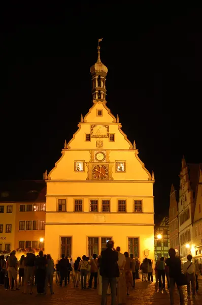 Folk titta på dockteater i stadshuset i rothenburg ob der tauber, Tyskland — Stockfoto