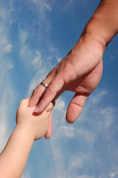 Kid bedrijf vaders hand — Stockfoto