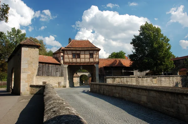 Gateway nella città bavarese medievale Rothenburg ob der Tauber, Germania — Foto Stock