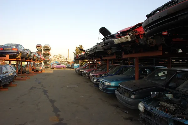 Carros em um Scrapyard — Fotografia de Stock