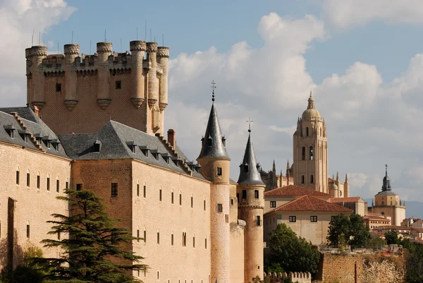 Alcazar en de kathedraal van segovia, Spanje — Stockfoto