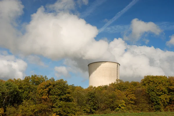 Torre de arrefecimento de uma central nuclear — Fotografia de Stock