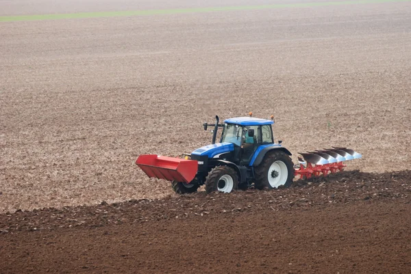 Traktor orá pole — Stock fotografie