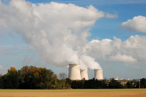 Torres de arrefecimento de uma central nuclear — Fotografia de Stock