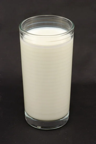 Vetro di latte su sfondo nero — Foto Stock