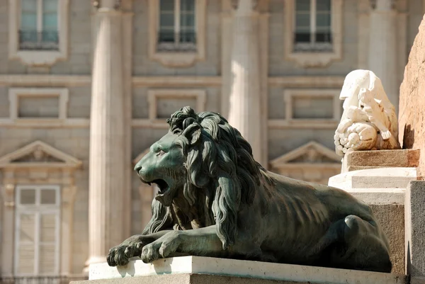 Estatua de un León en Madrid, España — Foto de Stock