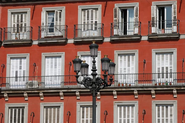 Gebäude außen und Laterne auf dem Platz Mayor in Madrid — Stockfoto