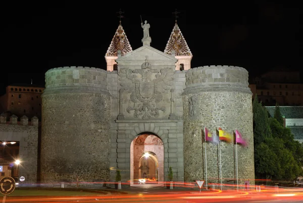 Puerta de bisagra of alfonso vi poort verlicht bij nacht, toledo, Spanje. — Stockfoto