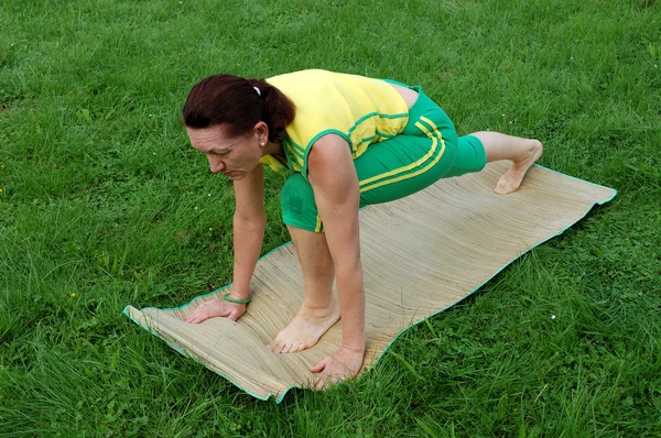 In forma donna anziana esercizio — Foto Stock