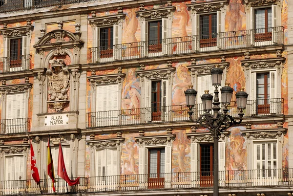 Fasada budynku na placu plaza mayor w Madrycie, Hiszpania — Zdjęcie stockowe