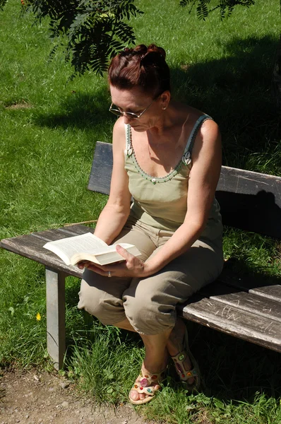 Reading in a park — Stock Photo, Image