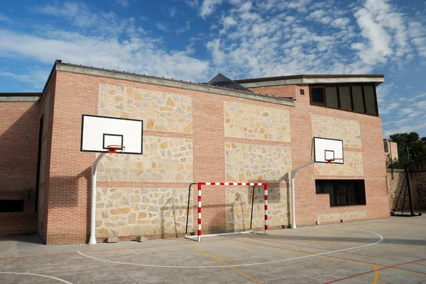 Відкритий кошик м'яч двору в школі — стокове фото