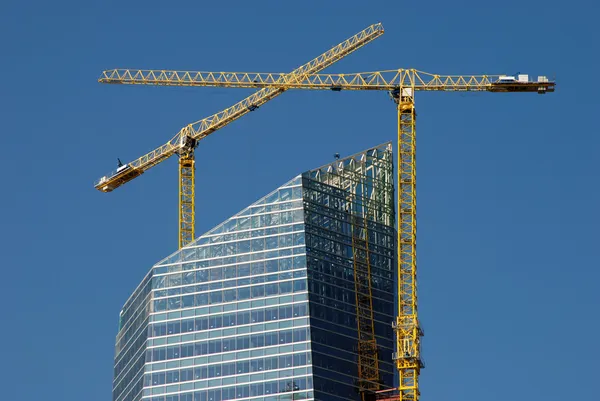 Hochhaus-Baustelle mit zwei hohen Kränen — Stockfoto