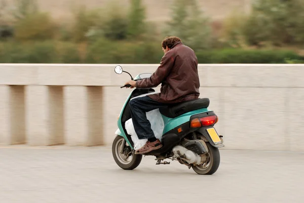 Homem com scooter em uma cidade espanhola — Fotografia de Stock