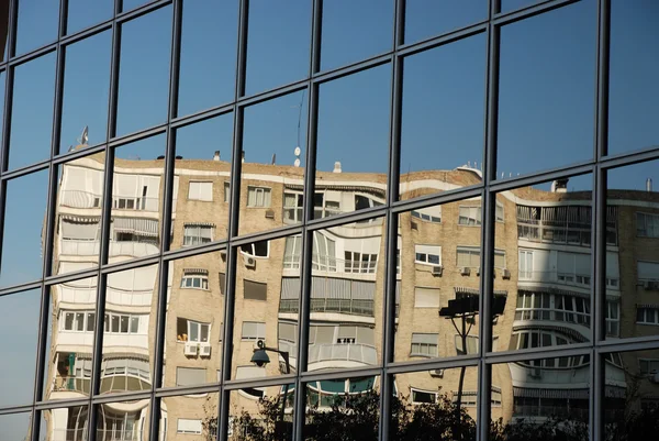 Apartamento edifício reflexão na fachada de um arranha-céu futurista — Fotografia de Stock