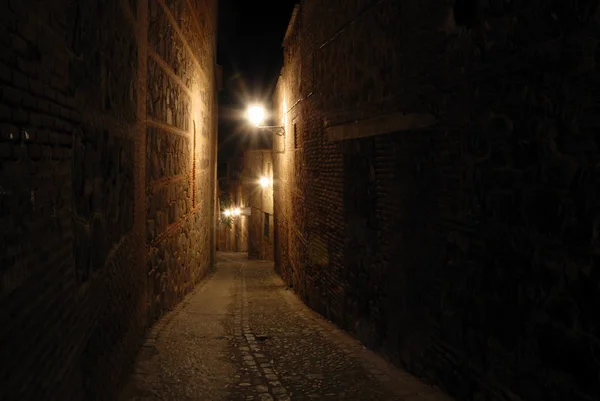 Rua na cidade velha de Toledo à noite, Espanha — Fotografia de Stock