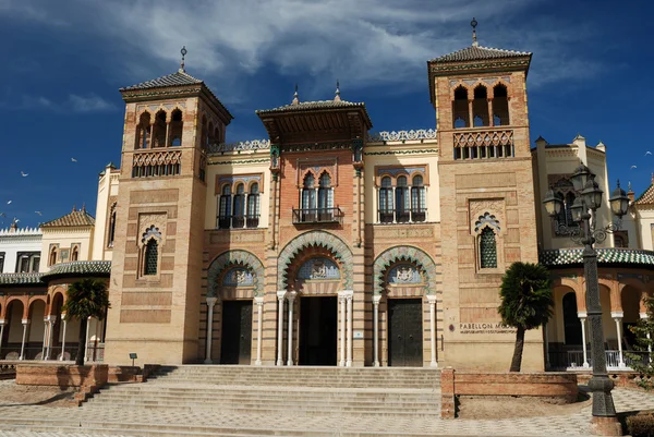 Красивое здание в Севилье, Испания — стоковое фото
