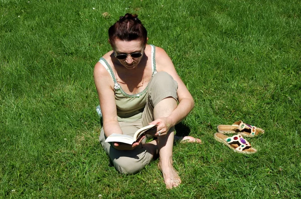 Senior lady reading outside — Stock Photo, Image