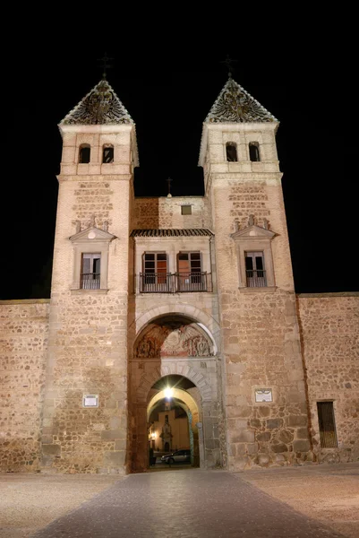 Puerta de bisagra eller alfonso vi gate upplyst på natten, toledo, Spanien. — Stockfoto