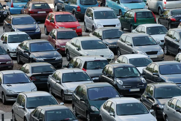 Un montón de coches de estacionamiento en la ciudad —  Fotos de Stock