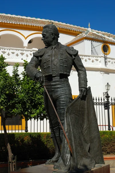 Bronsstaty av berömda tjurfäktare i sevilla, Spanien — Stockfoto