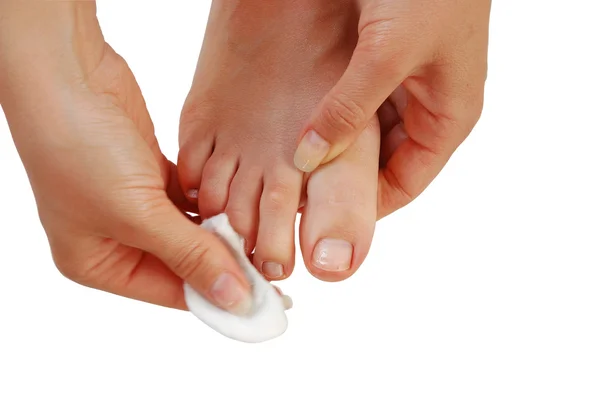 Junge Frau putzt ihre Fußnägel — Stockfoto