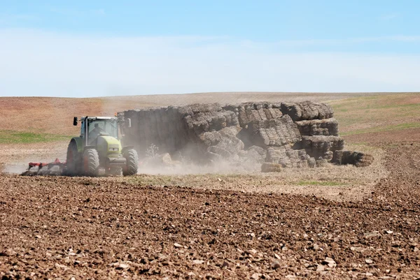 Traktor pflügt das Feld — Stockfoto