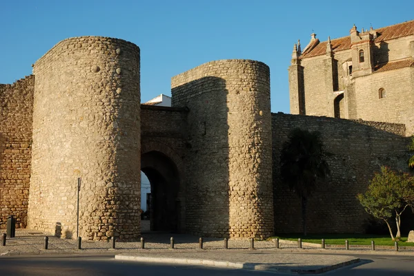 Starých městských hradeb s bránou v ronda, Španělsko — Stock fotografie
