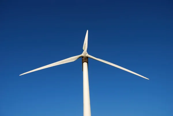 Moinho de vento de energia elétrica contra o céu azul — Fotografia de Stock