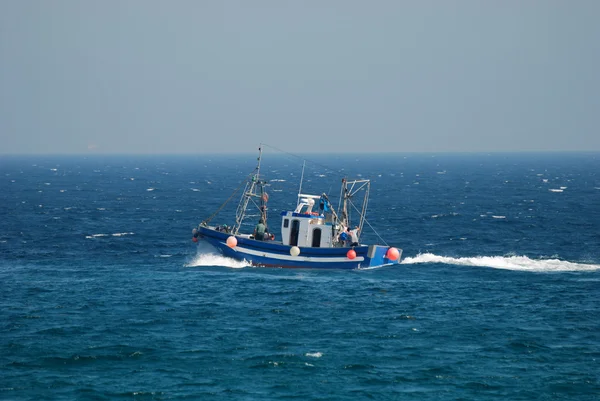 Rybářský člun v oceánu — Stock fotografie