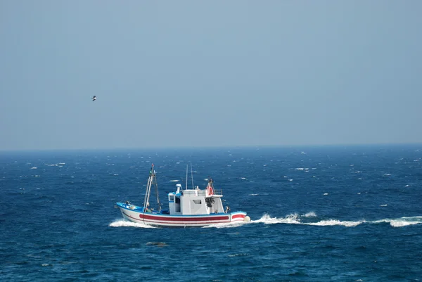 Fischerboot im Ozean — Stockfoto