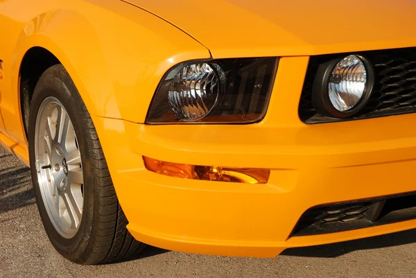 Primo piano delle luci e delle ruote di un'auto sportiva — Foto Stock