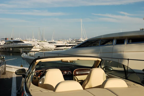 Luxusní auta a jachty v přístavu marbella, Španělsko — Stock fotografie