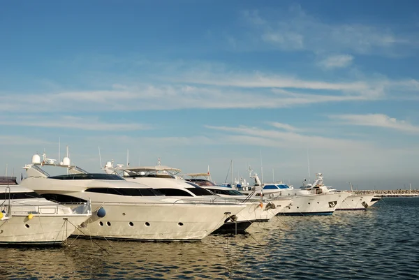 Luxus-Sportwagen und Yachten im Hafen von Marbella, Spanien — Stockfoto