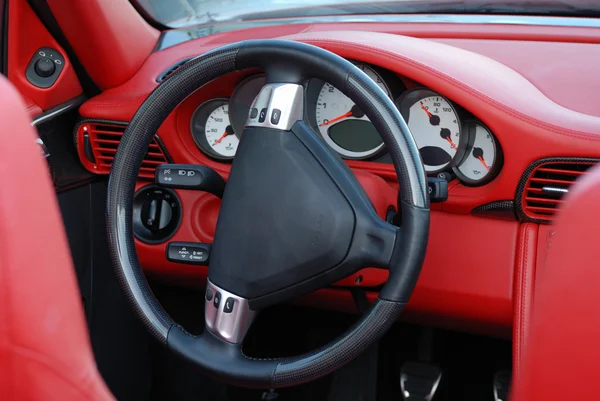 Cockpit vermelho de um carro desportivo de luxo — Fotografia de Stock