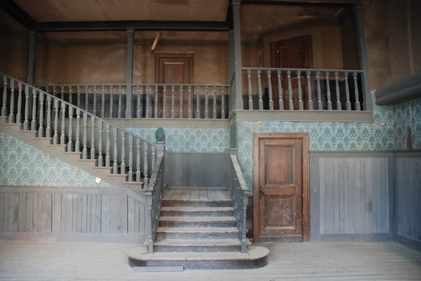 Interior de una antigua casa americana abandonada —  Fotos de Stock