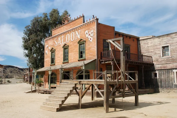 Gallow and saloon in an old American western town — Stock Photo, Image