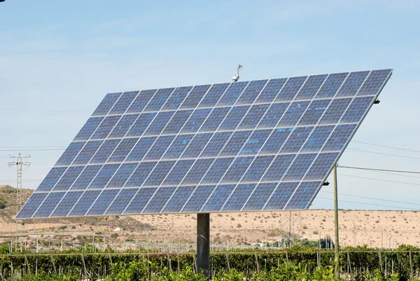 Solární panel v pomerančové plantáže ve Španělsku — Stock fotografie