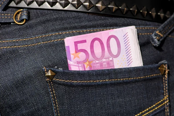 Vijf honderd eurobiljetten in de jeans zak — Stockfoto