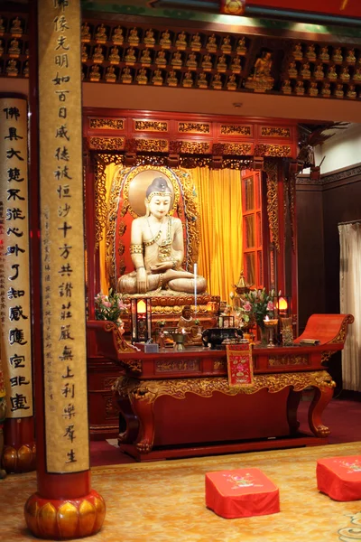 Boeddha standbeeld in een tempel in shanghai, china — Stockfoto