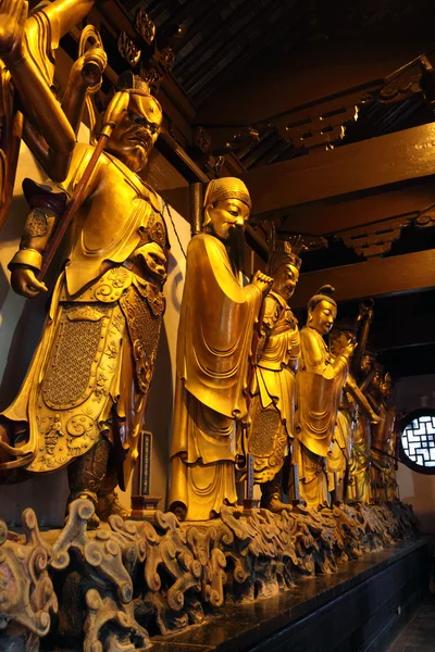 상하이, 중국에 있는 불교 사원에 황금 동상 — 스톡 사진