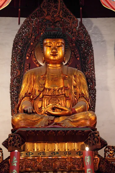 Złoty posąg Buddy w świątyni w Szanghaju, Chiny — Zdjęcie stockowe