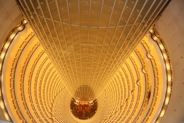 Atrium van het grand hyatt shanghai hotel in de jin mao toren (gouden voorspoed gebouw) in pudong, shanghai, china — Stockfoto