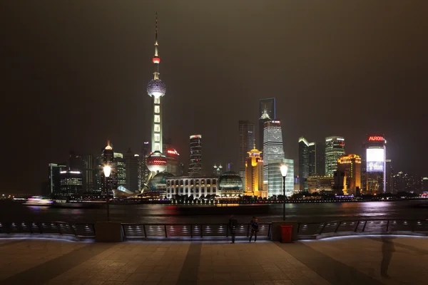 Skyline van pudong's nachts. Shanghai, china — Stockfoto