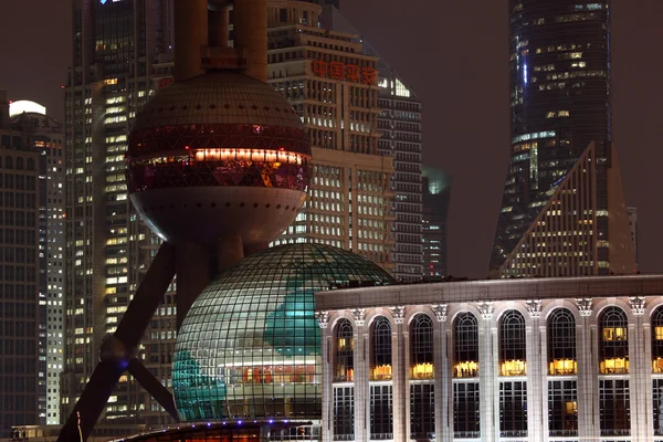 Skyskraporna i pudong nattetid, shanghai, Kina — Stockfoto