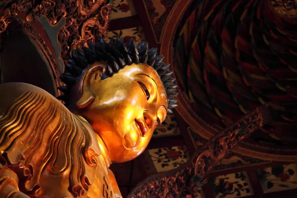 Gouden Boeddhabeeld in een tempel in shanghai, china — Stockfoto