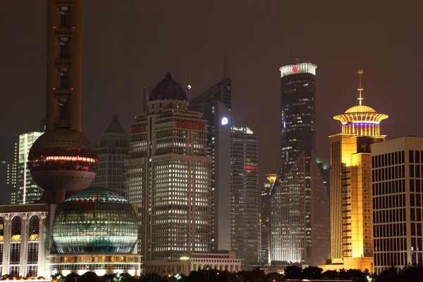Wolkenkrabbers van pudong's nachts, shanghai, china — Stockfoto