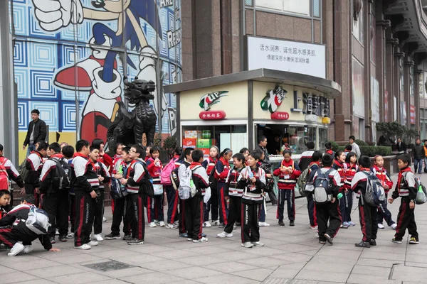 Étudiants chinois en uniforme dans la ville de Shanghai, Chine — Photo